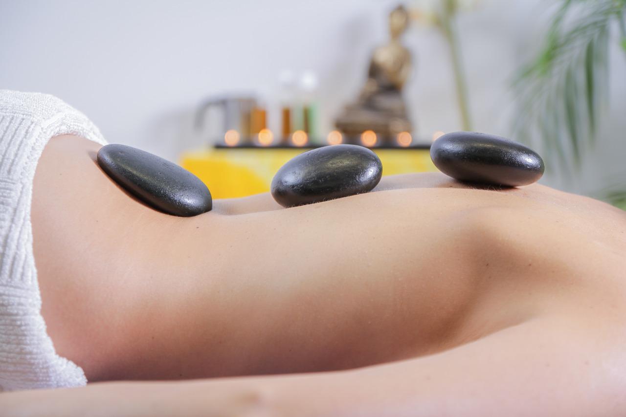 Hot Stone Massage in der Anwendung