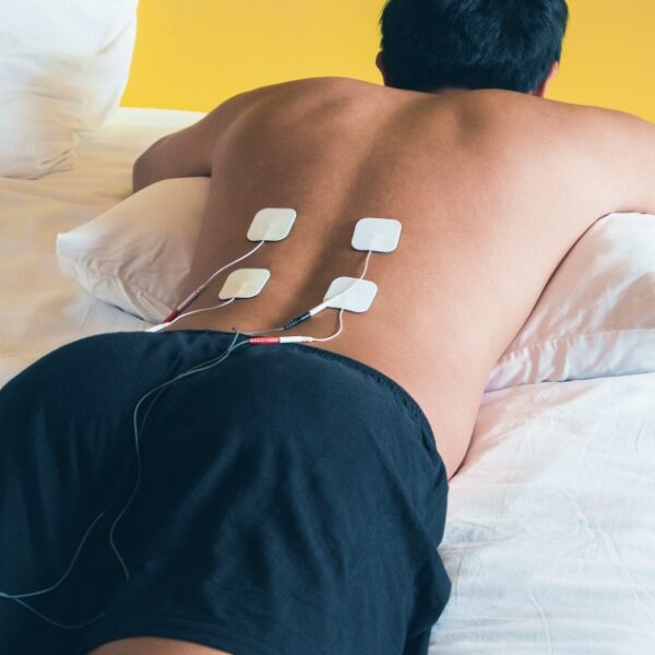 elektromassage ruecken mann